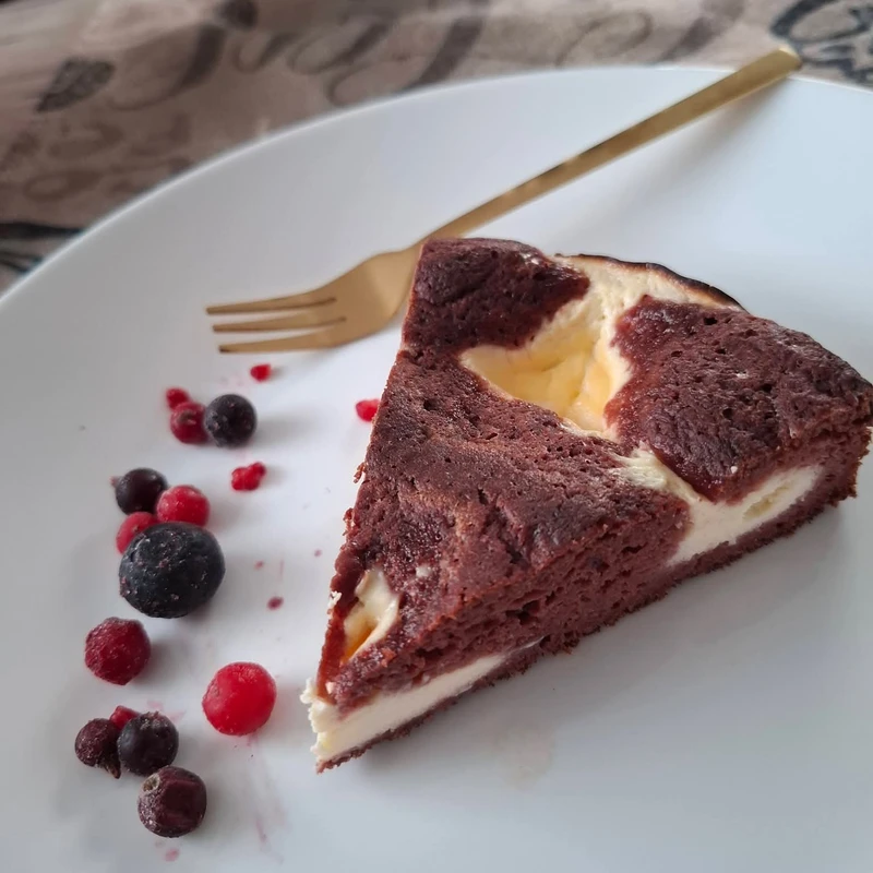 Boci süti Fibriya vörösbársony piskótával, elkészült étel a recept főfotóján