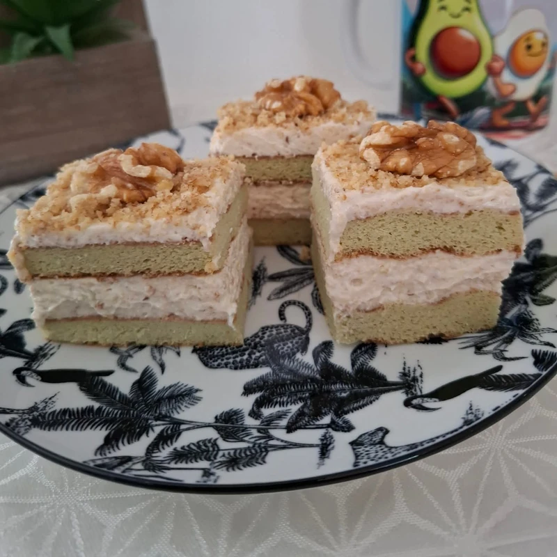 Diós-mascarponés pisztáciás piskóta, elkészült étel a recept főfotóján