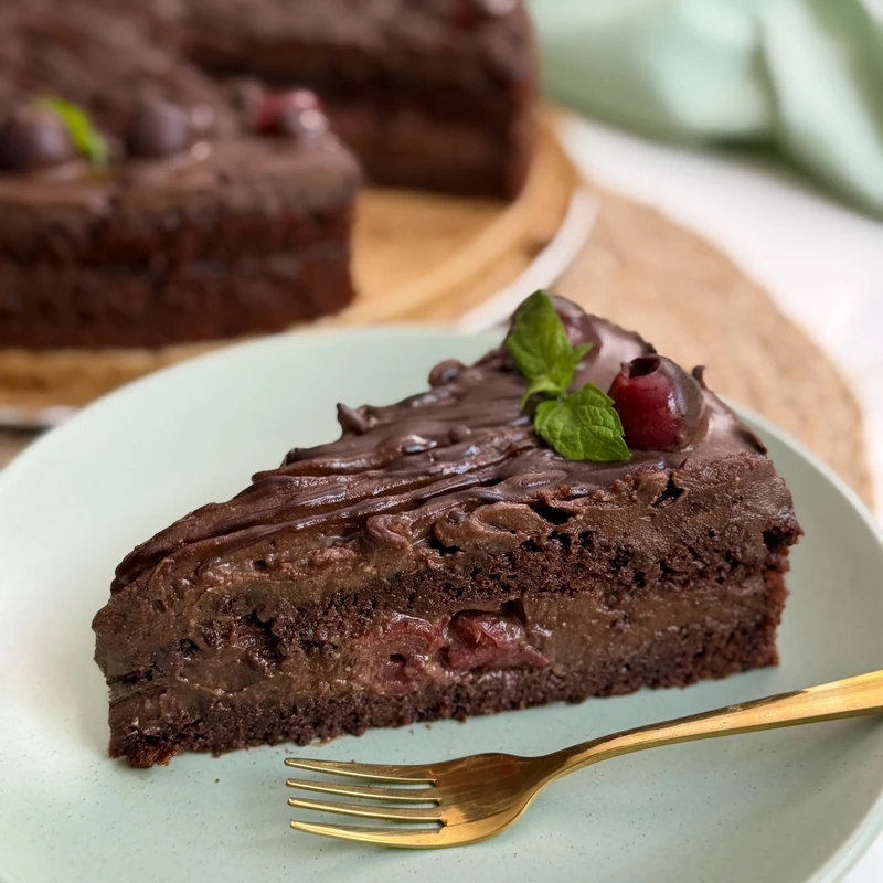 Meggyes-csokis low carb torta, elkészült étel a recept főfotóján