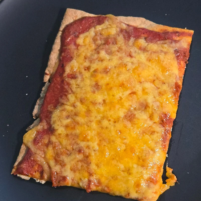 Fibriya szardellaszószos pizza, elkészült étel a recept főfotóján