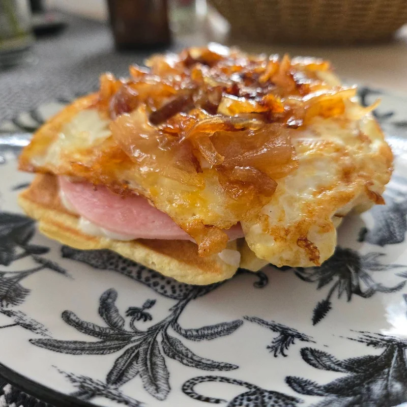Karamellizált hagymás, tojásos Fibriya gofri, elkészült étel a recept főfotóján