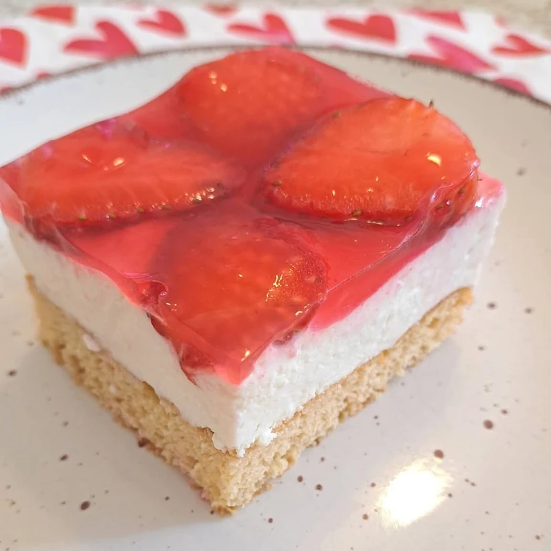 Ketogén epres-túrós szelet, elkészült étel a recept főfotóján