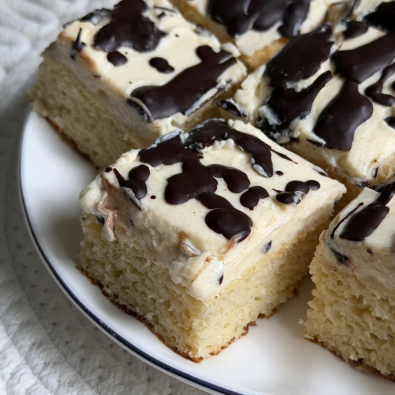 🥥 Keto kókuszpiskóta mascarpone krémmel és csokival, elkészült étel a recept főfotóján