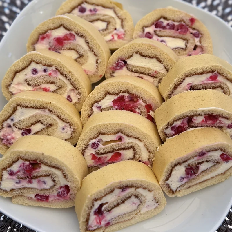 Mascarpone krémes piskótatekercs ribizlivel, elkészült étel a recept főfotóján