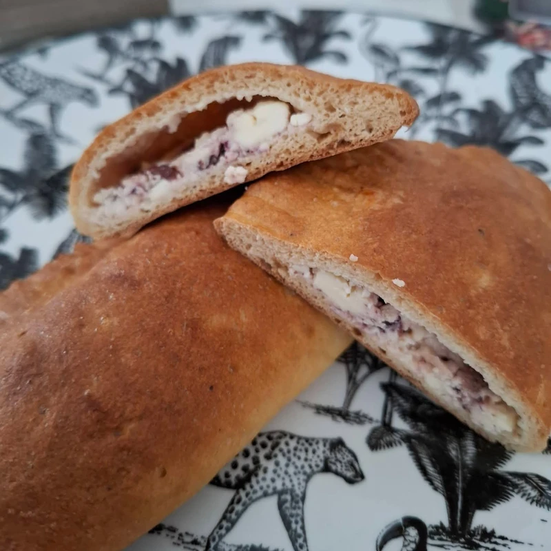 Fetás, olívás töltött párna, elkészült étel a recept főfotóján