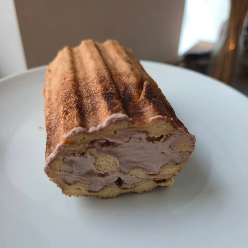 Vaníliás piskótatekercs skyrkrémmel, elkészült étel a recept főfotóján