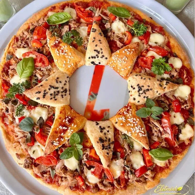Quark pizzakoszorú tonhallal, elkészült étel a recept főfotóján