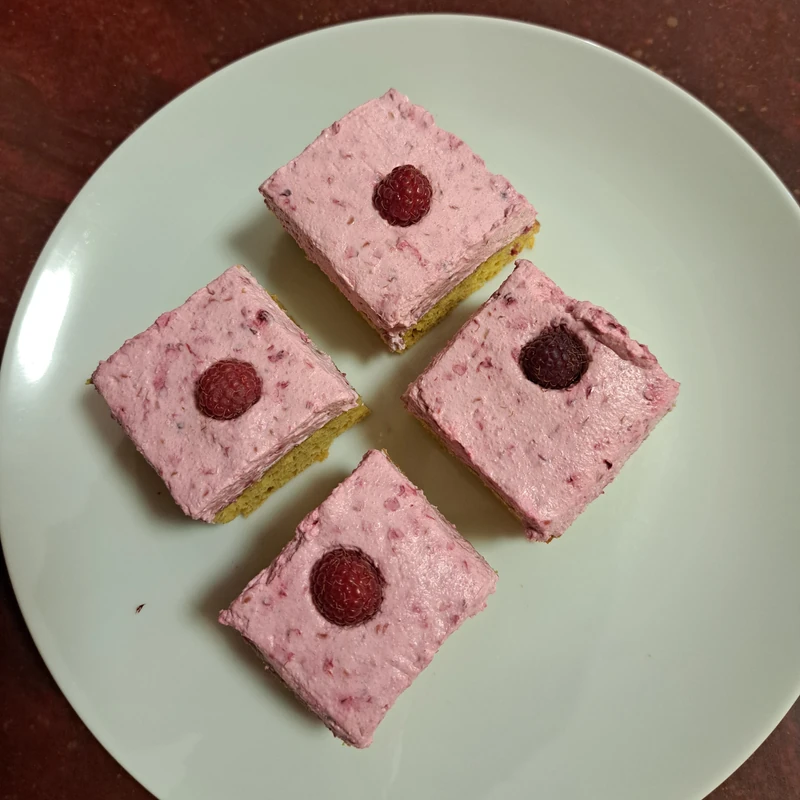 Málnahabos vaníliás piskóta, elkészült étel a recept főfotóján