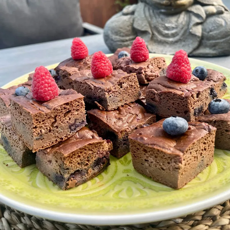 Málnás avokádós brownie, elkészült étel a recept főfotóján